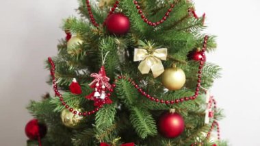 Noel süsü ve kutlaması. Noel ağacı. Xmas kırmızı ve altın topları. Yeni yıl hazırlıkları. Yeni yıl konsepti. Noel ağacı oyuncakları.