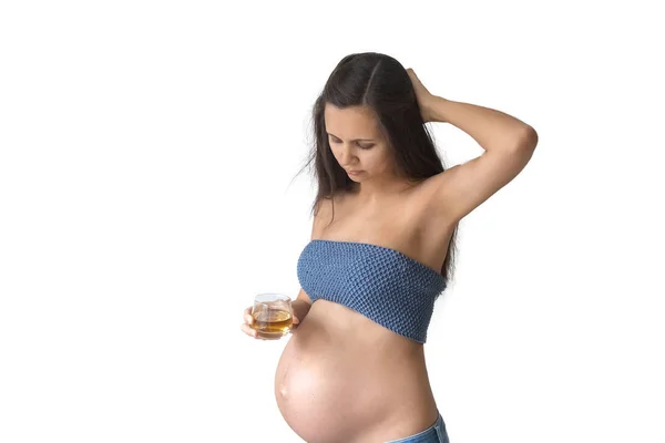 Ciężarna Kobieta Szklanką Whisky Środku Żadnego Alkoholu Czasie Ciąży Kobieta — Zdjęcie stockowe