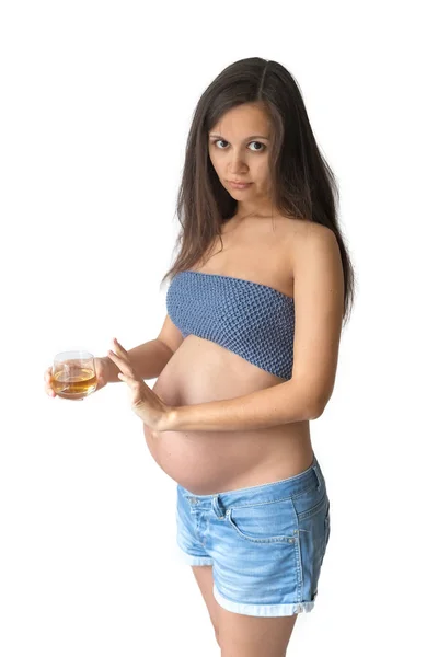 怀孕的女人在室内喝威士忌 怀孕期间不准喝酒 在家中拒绝饮酒的孕妇 — 图库照片