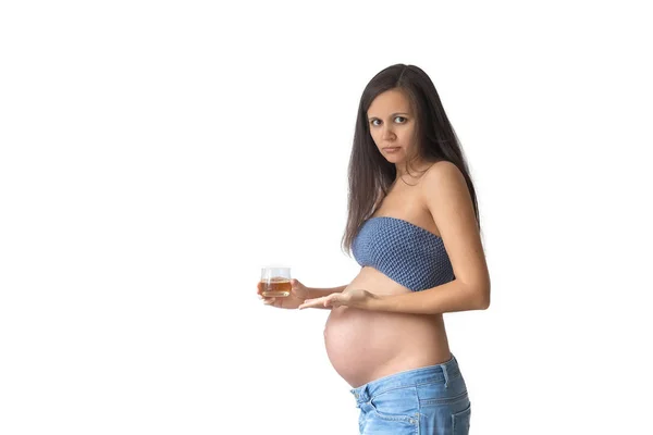 Zwangere Vrouw Met Een Glas Whisky Binnen Geen Alcohol Tijdens — Stockfoto