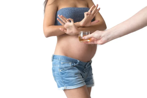 Mujer Embarazada Con Vaso Whisky Interior Hay Alcohol Durante Embarazo —  Fotos de Stock