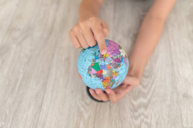 Adam küreyi işaret ediyor. Yaşadığımız yer burası. Küreye dikkat et. Bizim evimiz. Ukrayna