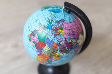 Masanın üzerinde bir küre