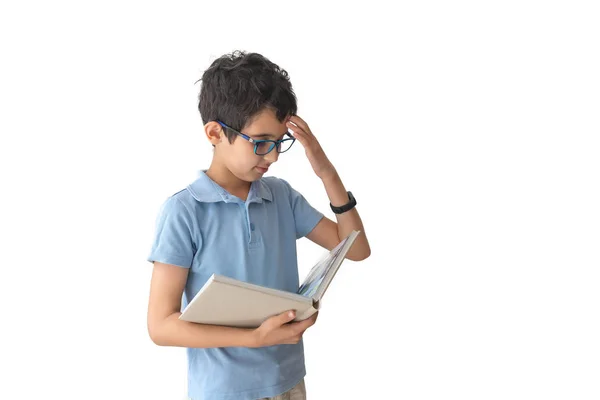 Jongen Bril Shirt Kijkend Naar Zijn Boek Geïsoleerd Witte Achtergrond — Stockfoto
