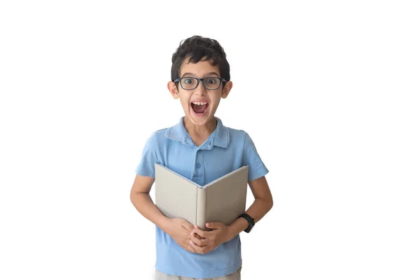 带着眼镜和带着书的T恤的笑脸男孩 被白色的背景隔离了 学生男孩 Teenager — 图库照片