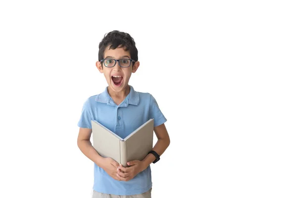 Mosolygós Fiú Szemüvegben Pólóban Könyvvel Elszigetelve Fehér Háttérrel Iskolásfiú Tizenéves — Stock Fotó