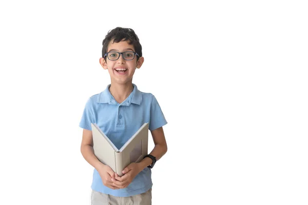 本と眼鏡とTシャツの笑顔の少年 白い背景の上に隔離された 小学生 十代の若者 — ストック写真