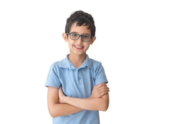 眼鏡とTシャツの笑顔の男の子 白い背景の上に隔離された 小学生 十代の若者 — ストック写真