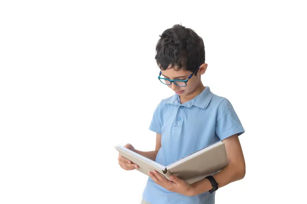 Gözlüklü Tişörtlü Çocuk Kitabına Bakıyor Beyaz Arka Planda Izole Edilmiş — Stok fotoğraf