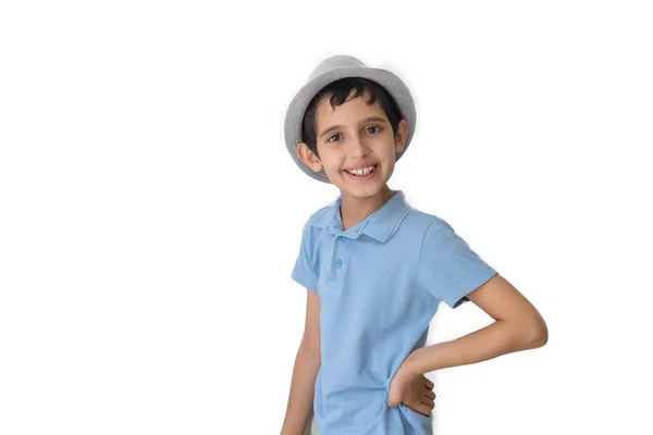 Şapkalı Tişörtlü Mutlu Çocuk Beyaz Arka Planda Izole Edilmiş Öğrenci — Stok fotoğraf