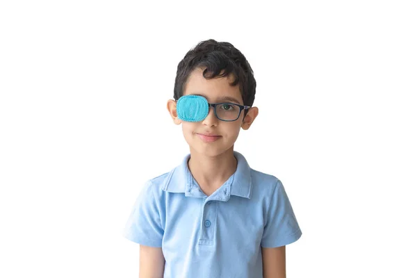戴着补丁眼镜的笑脸男孩的画像 眼镜眼罩Don 不要治疗懒眼 — 图库照片