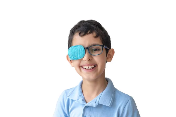 Porträt Eines Lächelnden Jungen Mit Brille Und Aufnäher Augenklappe Für — Stockfoto