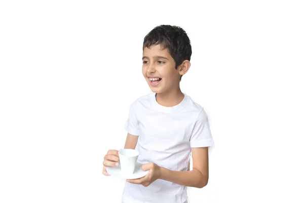 快乐的微笑男孩 手里拿着白杯 年轻人拿着一杯咖啡 喝牛奶或茶的孩子 白人背景 — 图库照片