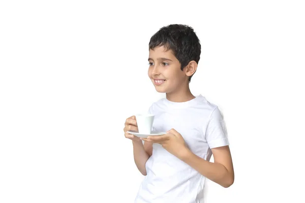 白いカップを手にした幸せな笑顔の少年 十代の若者はコーヒーを一杯持っている ミルクや紅茶と子供 — ストック写真