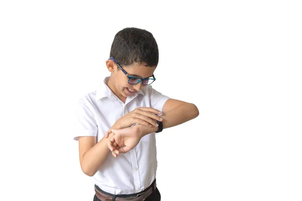 穿着眼镜和衬衫的快乐男孩看着他的手表或健身跟踪器 被白色的背景隔离了 学生男孩 Teenager — 图库照片