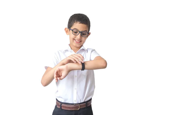 Menino Feliz Óculos Camisa Olhando Seu Relógio Rastreador Fitness Isolado — Fotografia de Stock