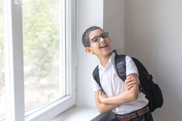 Lycklig Pojke Glasögon Och Skjorta Nära Skolan Fönstret Isolerad Över — Stockfoto