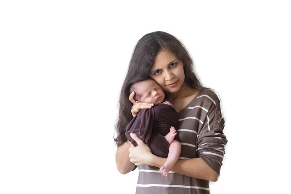 Mladá Žena Drží Novorozeně Náručí Bílém Pozadí Novorozenecké Focení Rodinný — Stock fotografie
