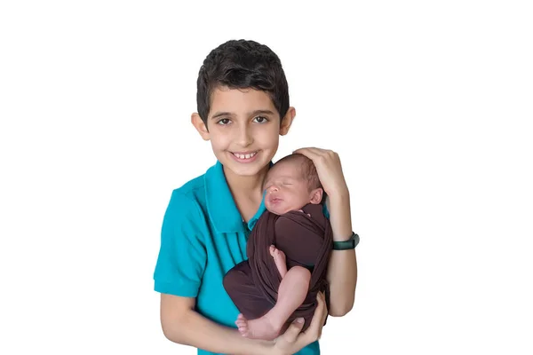 Feliz Hermano Sosteniendo Bebé Recién Nacido Sus Brazos Sobre Fondo — Foto de Stock