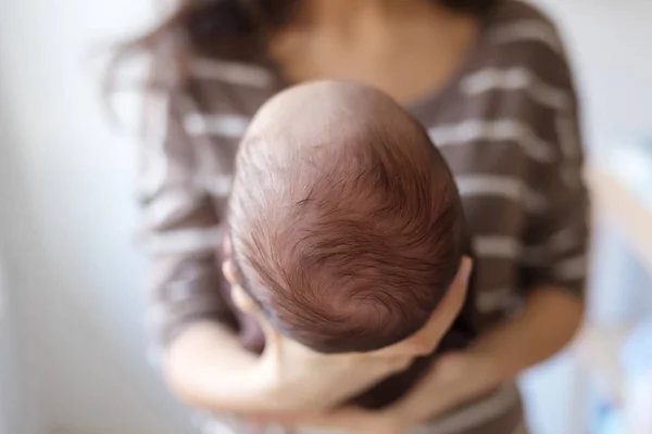 Mother Holding Head Her Newborn Baby Boy Hands Newborn Photography — Stock Photo, Image