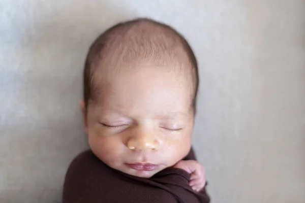 Egy Újszülött Kisfiú Portréja Közelkép Újszülött Fotózás — Stock Fotó