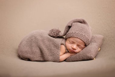 Hafif bir battaniyenin üzerinde yeni doğmuş şirin bir bebek. Hafif bir arka planda uyuyan bebek. Yeni doğan bebeğin yakın plan portresi. Bebek eşyaları paketleme şablonu. Çocuk odası. Tıbbi ve sağlıklı konsept.