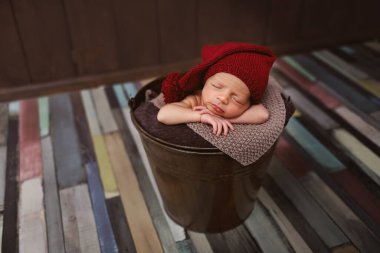 Şapkalı şirin yeni doğmuş bebek. Karanlık bir arka planda uyuyan bebek. Yeni doğan bebeğin yakın plan portresi. Bebek eşyaları paketleme şablonu. Çocuk odası. Tıbbi ve sağlıklı bir kavram. Noel zamanı. Yeni Yıl