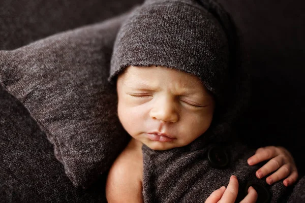 Cute Newborn Baby Brown Blanket Sleeping Baby Dark Background Closeup — Stock Photo, Image