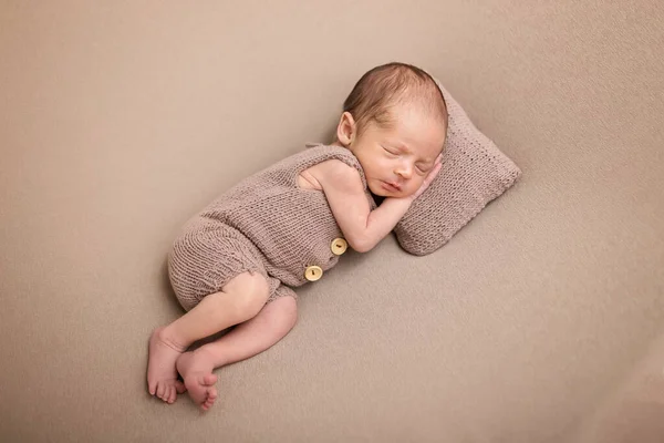 Cute Newborn Baby Light Blanket Sleeping Baby Light Background Closeup — Stock Photo, Image