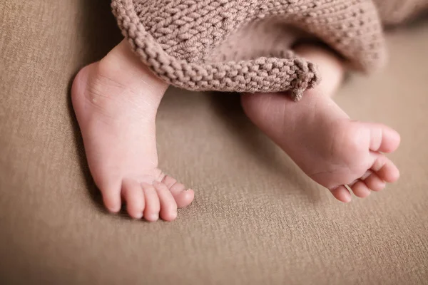 Cute Newborn Baby Legs Light Blanket Sleeping Baby Light Background — Stock Photo, Image
