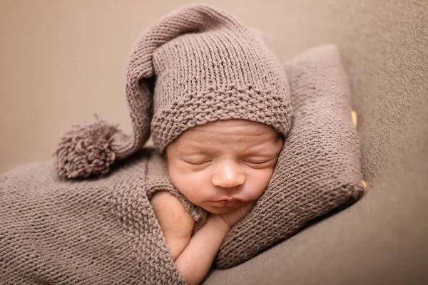 Hafif Bir Battaniyenin Üzerinde Yeni Doğmuş Şirin Bir Bebek Hafif — Stok fotoğraf