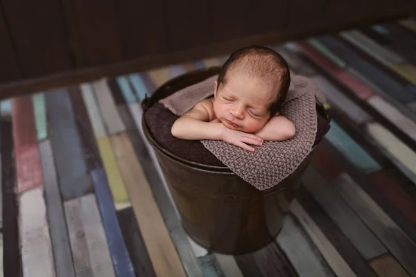 Yeni Doğmuş Şirin Bir Bebek Karanlık Bir Arka Planda Uyuyan — Stok fotoğraf