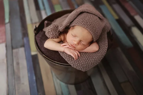 Симпатичный Новорожденный Шляпе Спящий Ребенок Тёмном Фоне Портрет Новорожденного Крупным — стоковое фото