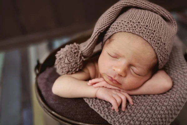 Leuke Pasgeboren Baby Hoed Slaapbaby Een Donkere Achtergrond Close Portret — Stockfoto