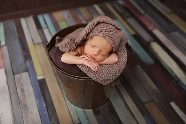 Şapkalı Şirin Yeni Doğmuş Bebek Karanlık Bir Arka Planda Uyuyan — Stok fotoğraf