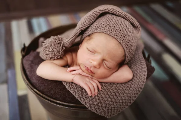 Şapkalı Şirin Yeni Doğmuş Bebek Karanlık Bir Arka Planda Uyuyan — Stok fotoğraf