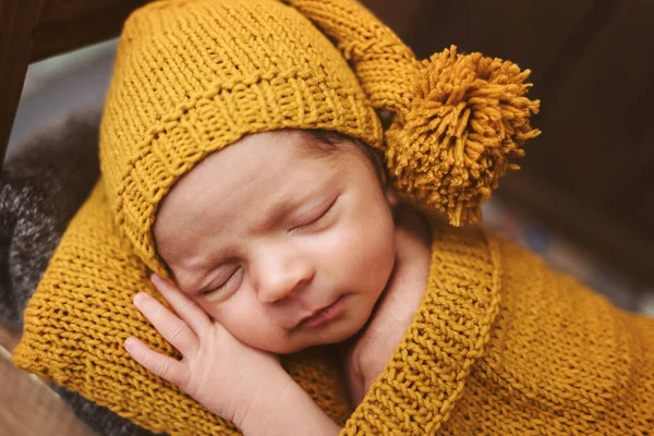 Милый Новорожденный Ребенок Шляпе Коричневом Одеяле Желтой Подушке Спящий Ребенок — стоковое фото