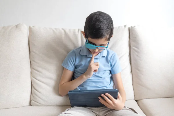 Retrato Niño Gafas Con Parche Para Gafas Niño Con Tableta — Foto de Stock