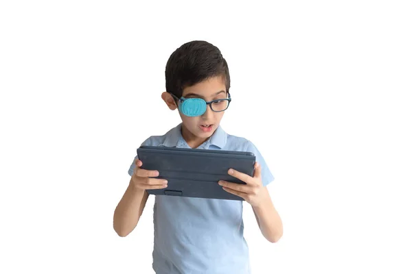 眼鏡をかけた眼鏡の少年の肖像画 タブレットを持った少年 怠惰な目 近視症 痙攣を治療します 遠隔学習 遠隔教育 Covy 隔離だ コロナウイルス — ストック写真