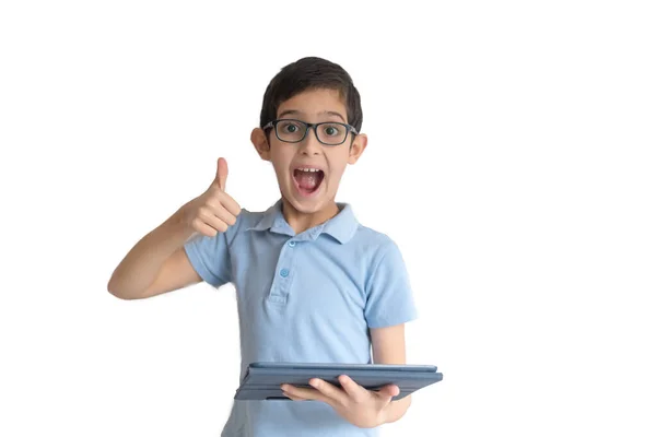 Retrato Menino Óculos Com Tablet Aprendizado Remoto Educação Distância Covid — Fotografia de Stock