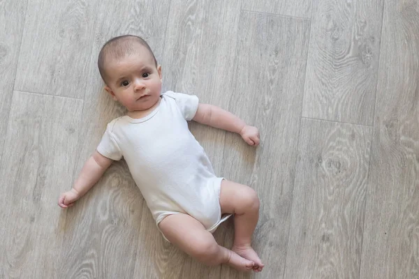 Neugeborenes Ein Kleiner Junge Weißer Kleidung Wunderschönes Porträt Eines Kleinkindes — Stockfoto