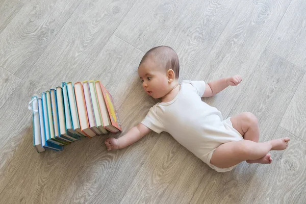 Nyfödd Bebis Med Böcker Liten Pojke Vita Kläder Och Blått — Stockfoto