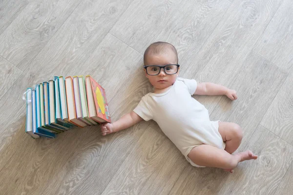 Pasgeboren Baby Met Bril Boeken Een Jongetje Witte Kleren Blauw — Stockfoto