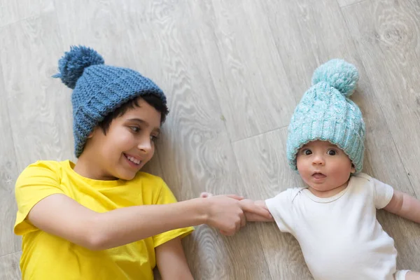 Újszülött Bátyjával Testvérek Sapkában Téli Idő Barátok Szerelem Barátság — Stock Fotó