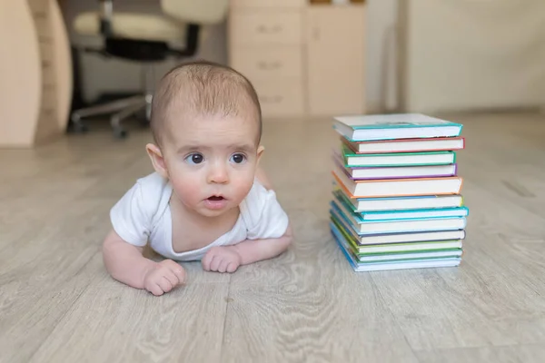 Nyfödd Bebis Med Böcker Liten Pojke Vita Kläder Och Blått — Stockfoto