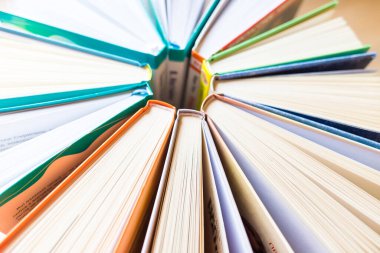 Kitaplar masada. Mesafe öğrenme. Uzaktan eğitim. Kitap çemberi.