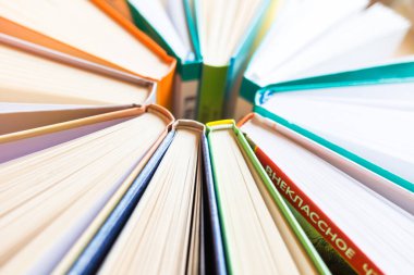 Kitaplar masada. Mesafe öğrenme. Uzaktan eğitim. Kitap çemberi.