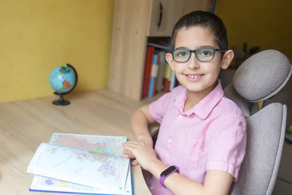 Chlapec Brýlích Studuje Domácí Úkoly Knihou Karanténa Dálkové Studium Vzdálené — Stock fotografie