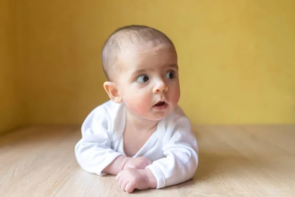 Újszülött Egy Kisfiú Fehér Öltönyben Gyönyörű Portré Egy Kisbabáról Nagyszemű — Stock Fotó