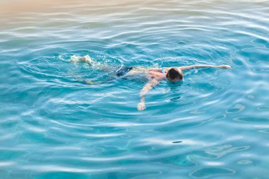 İnsan denizde güzel bitkileri ya da balıkları arıyor.